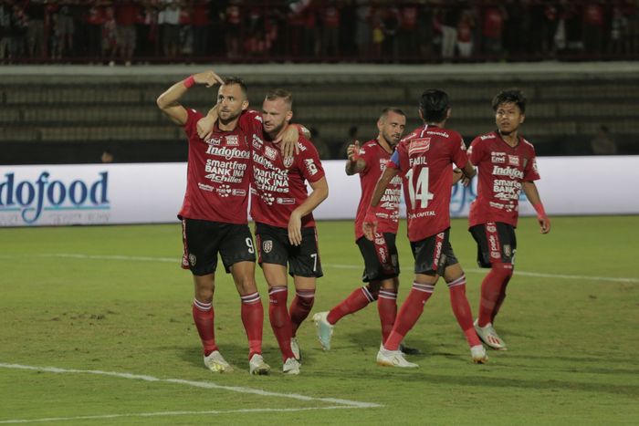 Pemain Bali United saat merayakan gol mereka ke gawang Barito Putra dalam laga pekan ke-25 Liga 1 2019 di Stadion Kapten I Wayan Dipta, Gianyar, pada Minggu (27/10/2019).