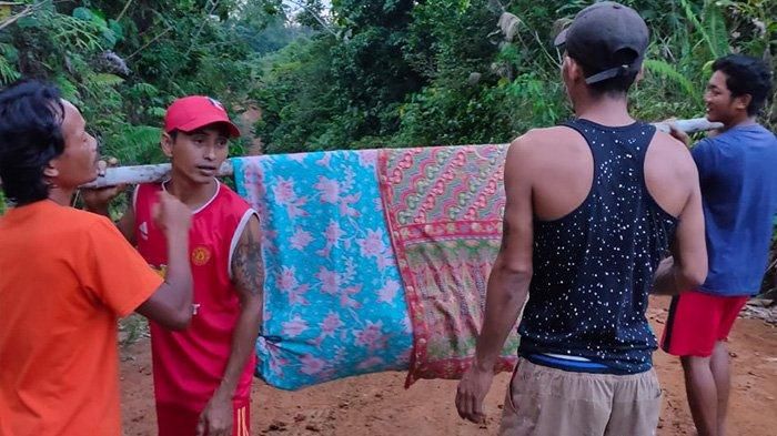 Seorang warga ditandu menggunakan sarung viral di media sosial Facebook, Senin (2/12).