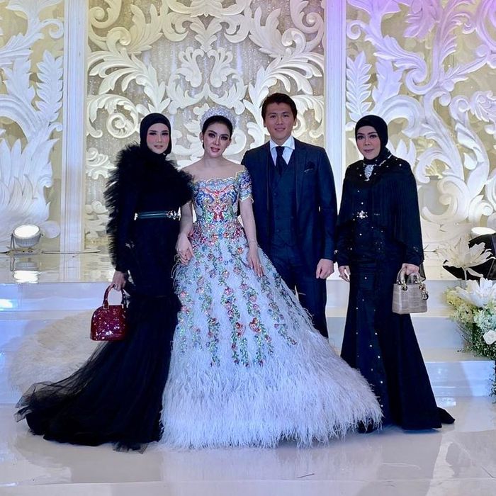 penampilan Mulan Jameela saat hadiri resepsi pernikahan Syahrini jadi sorotan