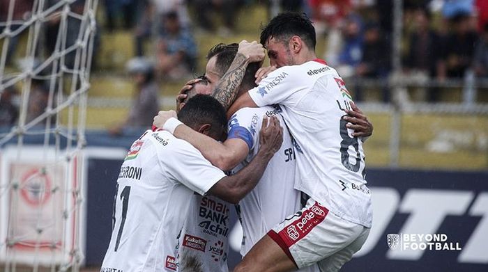 Pemain Bali United merayakan gol yang dicetak oleh Ilija Spasojevic ke gawang Semen Padang pada pekan ke-30 Liga 1 2019.