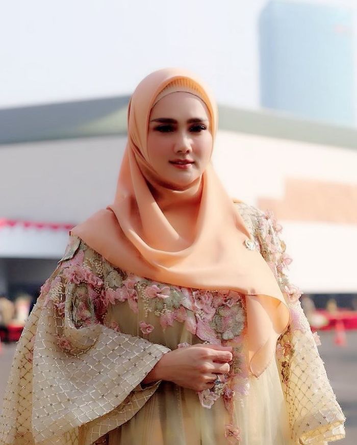 Penampilan hijab Mulan Jameela saat dilantik sebagai anggota DPR RI