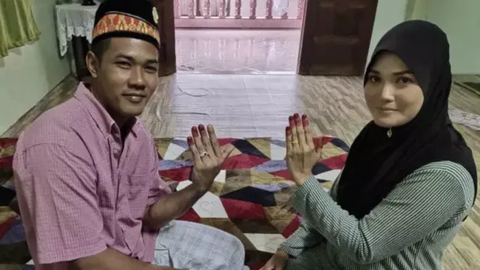 Pada akhirnya kedua pasangan menikah