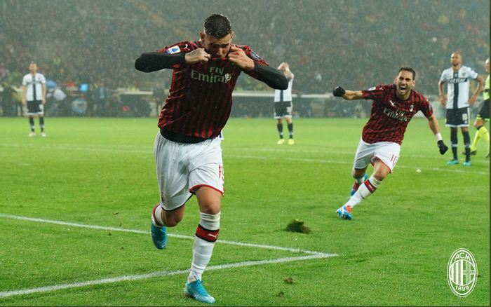 Bek kiri AC Milan, Theo Hernandez, merayakan gol yang dicetaknya dalam laga melawan Parma pada pekan ke-14 Liga Italia, Minggu (1/12/2019) di Stadion Ennio Tardini.