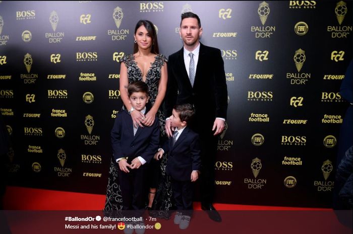 Lionel Messi dan keluarganya dalam acara anugerah Ballon d'Or 2019 di Paris, 2 Desember 2019.