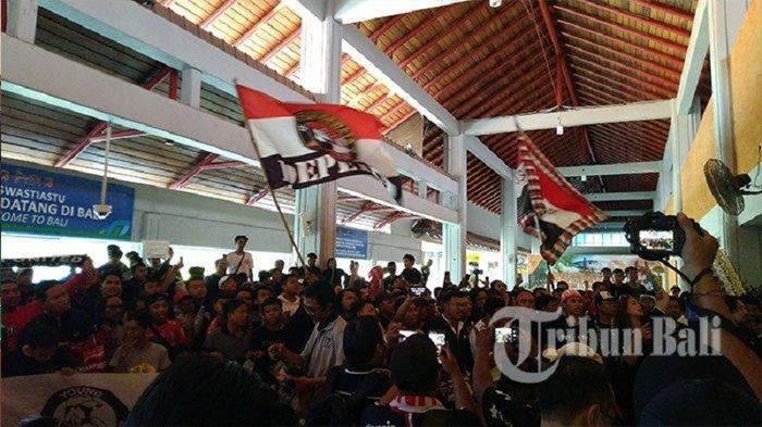 Ratusan suporter Bali United, memadati Bandara I Gusti Ngurah Rai, Selasa (3/12/2019). 