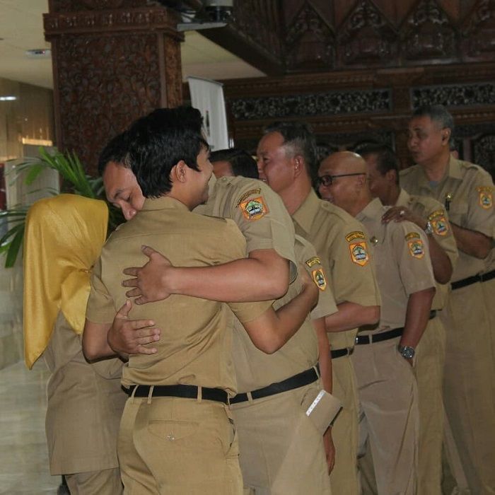 Pelukan perpisahan dengan pns lainnya