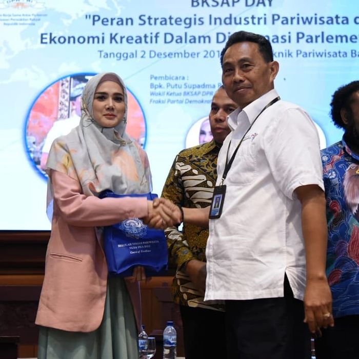 Tampil santun saat menerima kenang-kenangan setelah selesai bertugas menjadi pembicara seminar di depan mahasiswa