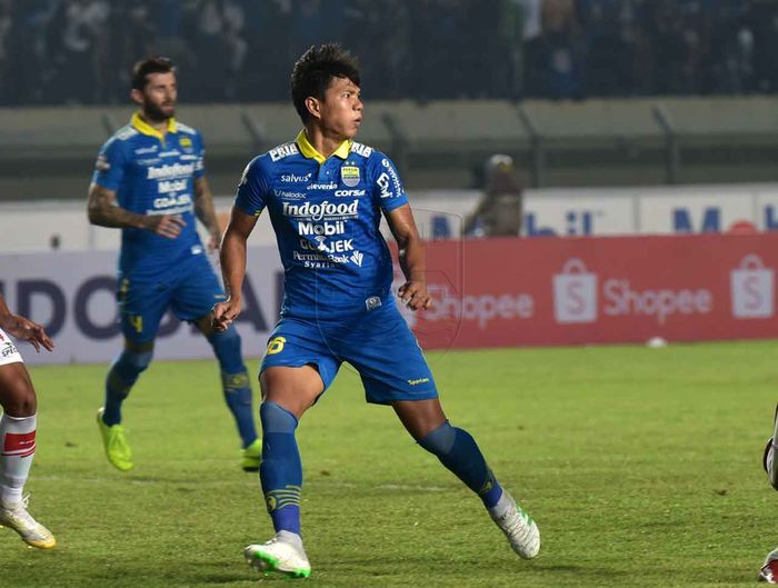 Bek Persib Bandung, Achmad Jufriyanto, saat membela timnya melawan Persela Lamongan pada pekan ke-30 Liga 1 2019