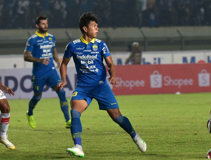 Bek Persib Bandung, Achmad Jufriyanto, saat membela timnya melawan Persela Lamongan pada pekan ke-30 Liga 1 2019PERSIB.CO.ID