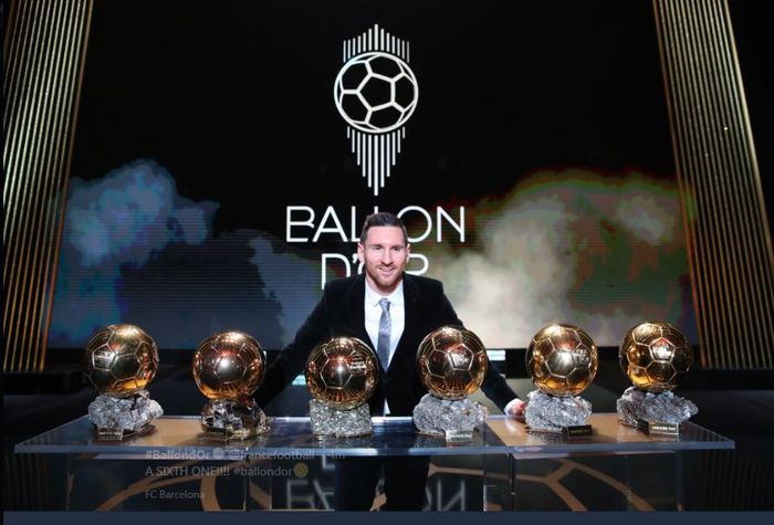Lionel Messi berpose dengan 6 trofi Ballon d'Or yang diraihnya.
