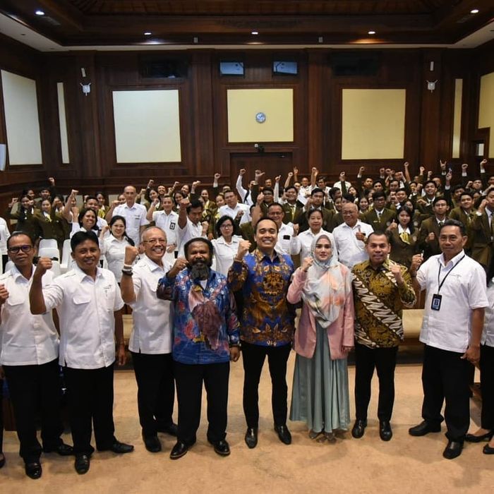 Penampilan Mulan Jameela saat pakai busana hijab syari pasti kala menjadi pembicara di depan Mahasiswa