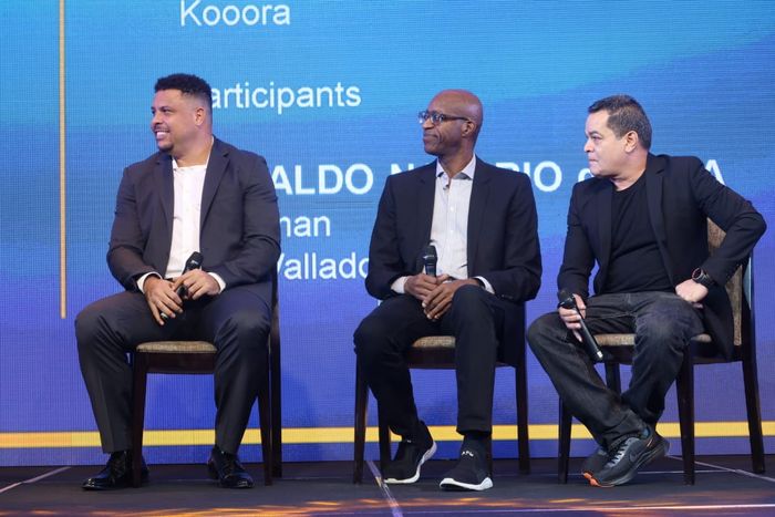 Ronaldo Luiz Nazario (kiri) saat berbicara mengenai Bisnis di bidang Olahraga pada gelaran Asia's Sports Industri Awards and Conference di Hotel Grand Hyatt Manila, Filipina pada Selasa (3/12/2019).