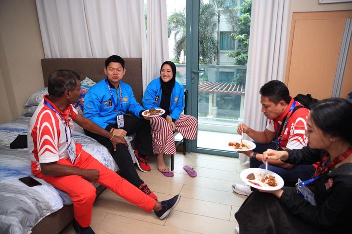 Raja Sapta Oktohari (Presiden NOC Indonesia/KO) mengunjungi Dapur Umum NOC Indonesia selama SEA Games 2019 di Manila, Filipina.