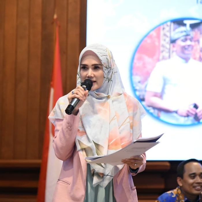 Tampilan santun Mulan Jameela yang memilih kenakan hijab syari saat menjadi pembicara di depan mahasiswa