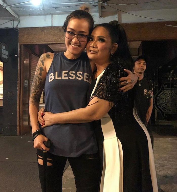 Melodya Vanesha kini menggunakan tongkat untuk berjalan