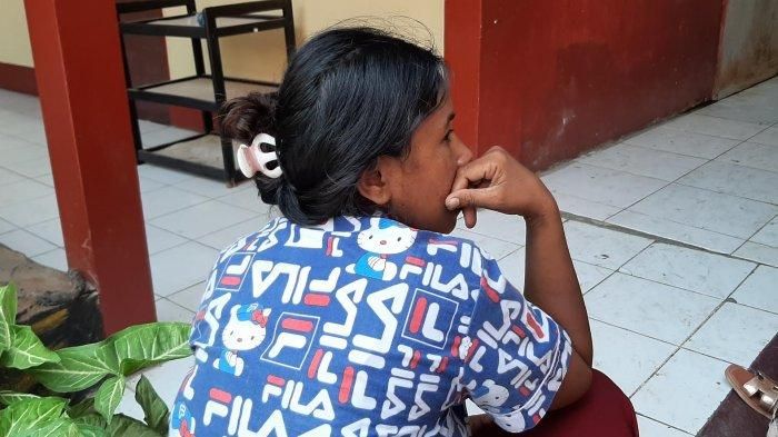 Seorang Ibu Rumah Tangga (IRT) M (36), diduga mengeksploitasi anak saat diamankan di Polsek Panakkukang