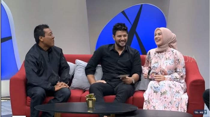 Pertemuan Irish Bella dengan guru olahraganya I Putu Sugiarta di Hitam Putih.
