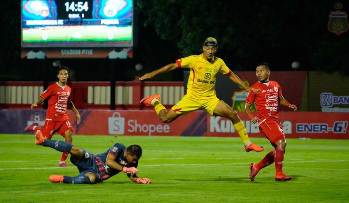 Winger Bhayangkara FC, Bruno Matos, saat berduel dengan kiper Persija Jakarta, Andritany Ardhiyasa, pada laga pekan ke-30 Liga 1 2019.