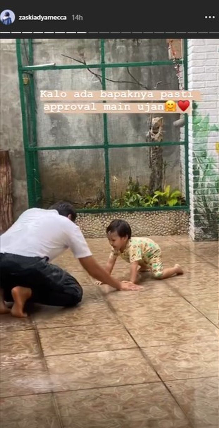 Hanung Bramantyo ajak anaknya bermain saat hujan