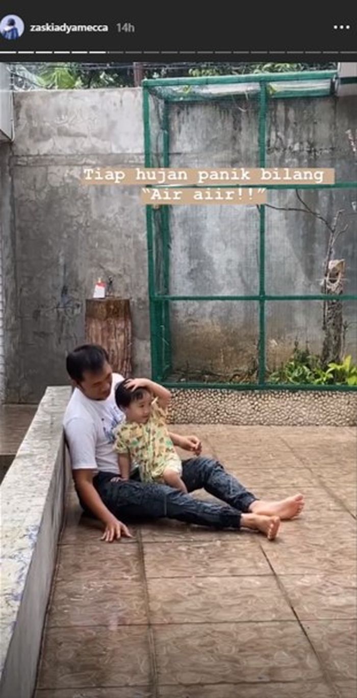 Kepanikan Zaskia Mecca saat Hanung Bramantyo ajak anak bungsunya bermain saat hujan
