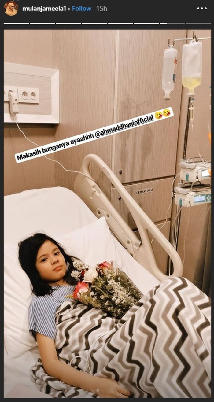 Ekspresi bahagia Safeea setelah mendapat kiriman bunga dari sang ayah, Ahmad Dhani