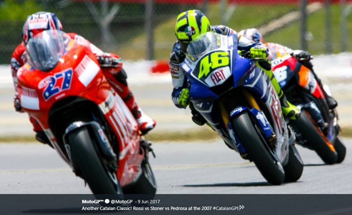 Casey Stoner (membalap di depan Valentino Rossi dalam balapan MotoGP Catalunya di Sirkuit Catalunya, Spanyol, 10 Juni 2007