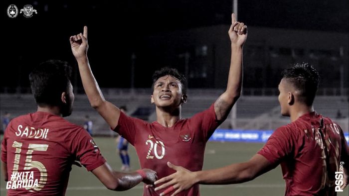 Pemain Timnas U-22 Indonesia Osvaldo Haay (tengah) saat merayakan golnya ke gawang timnas u-22 Vietnam dalam babak penyisihan Gurp B SEA Games 2019 di Binan Football Stadium, Binan, Filipina, pada Selasa (3/12/2019).