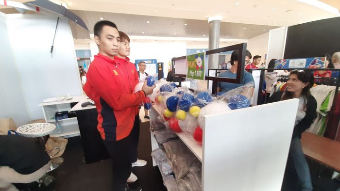 Salah satu ofisial Vietnam sedang memilih souvenir SEA Games 2019 di WTC, Manila, Kamis (5/12/2019).