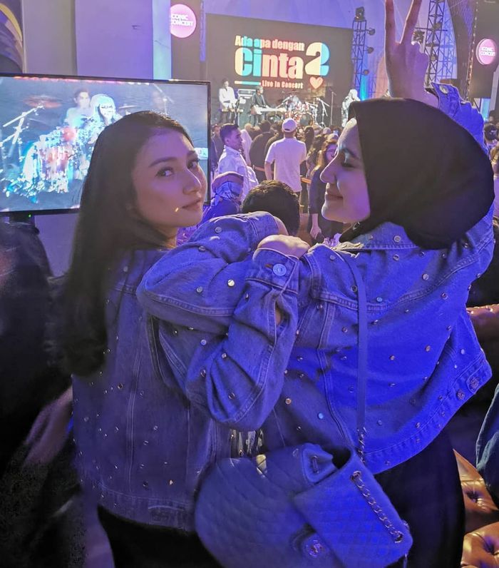 Gaya busana Zaskia Sungkar saat nonton konser Melly Goeslaw