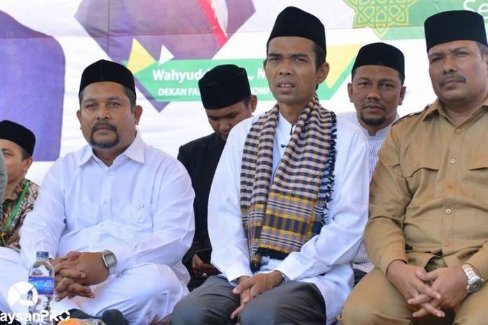 Ustaz Abdul Somad (tengah) sesaat sebelum memberikan kuliah umum di depan ribuan mahasiswa dan masyarakat di Universitas Malikussaleh, Aceh Utara, Senin (13/3/2018).