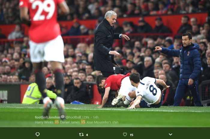Pelatih Tottenham Hotspur, Jose Mourinho, terlibat insiden dengan pemain Manchester United, Daniel James saat kembali ke Old Traffford.