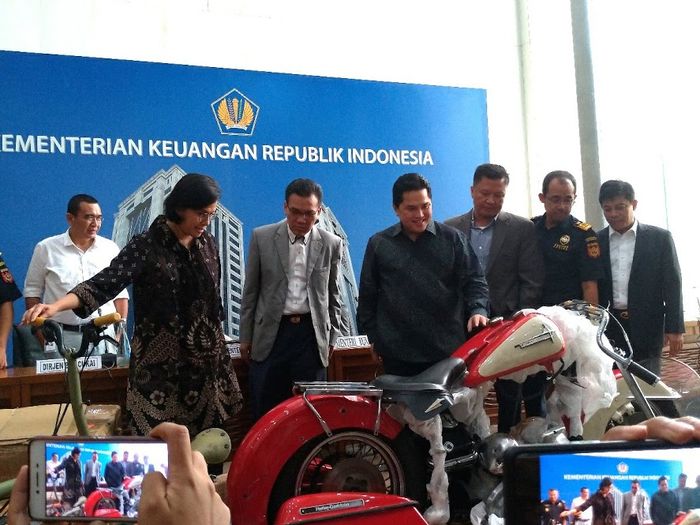Menteri BUMN, Erick Thohir (tengah) dan Menteri Keuangan, Sri Mulyani (kedua dari kiri) bersama Dirjen Bea dan Cukai serta anggota komisi XI DPR RI menginspeksi motor Harley-Davidson Shovelhead yang menjadi barang bukti.