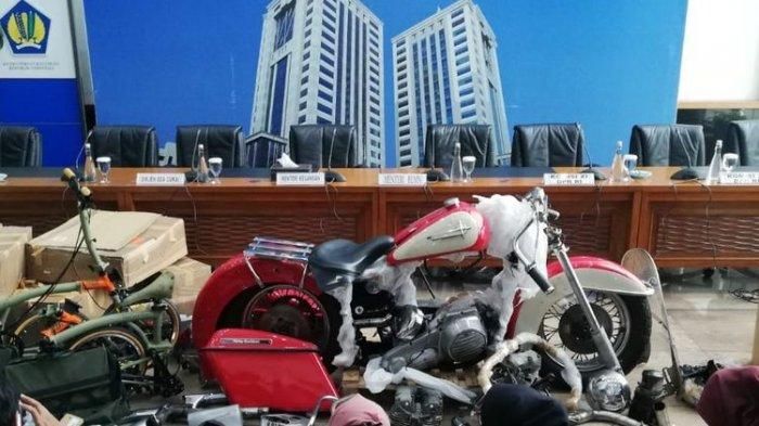 Sepeda motor Harley Davidson yang diselundupkan melalui pesawat udara Garuda Indonesia dari Perancis.