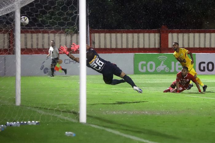 Penjaga gawang Persija Jakarta Andritany saat menghalau tendangan pesepak bola Bhayangkara FC dalam laga lanjutan Liga-1 Indonesia di Stadion PTIK, Jakarta Selatan, Rabu (4/12/2019). Bhayangkara FC berhasil mengalahkan Persija Jakarta dengan skor akhir 3-0.