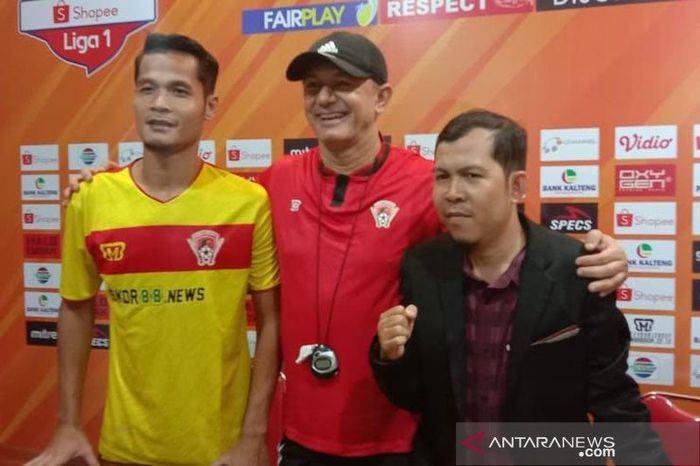 Pelatih Kalteng Putra Gomes de Oliviera (tengah) didampingi pemainnya, Fajar Handika, menghadiri jumpa pers jelang pertandingan melawan Madura United di Palangka Raya, Kamis (5/12/19).