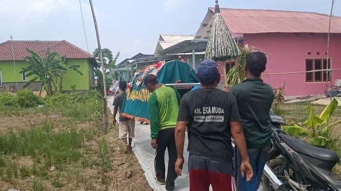 Warga saat mengantarkan Casuni ke tempat peristirahatan terakhirnya.