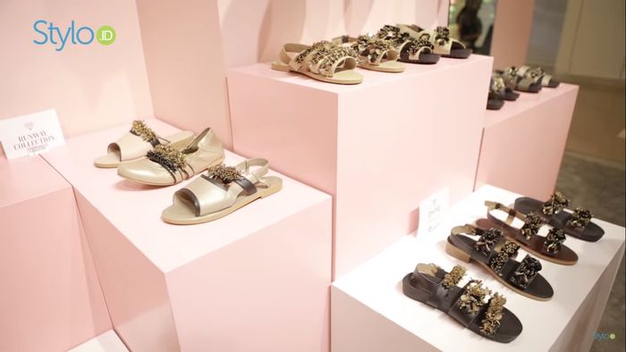 Sepatu yang nyaman seperti strappy sandal menjadi Tren Sepatu 2020.