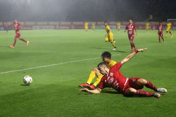 Pesepak bola Bhayangkara FC berebut bola dengan pesepak bola Persija Jakarta dalam laga lanjutan Liga-1 Indonesia di Stadion PTIK, Jakarta Selatan, Rabu (4/12/2019). Bhayangkara FC berhasil mengalahkan Persija Jakarta dengan skor akhir 3-0.