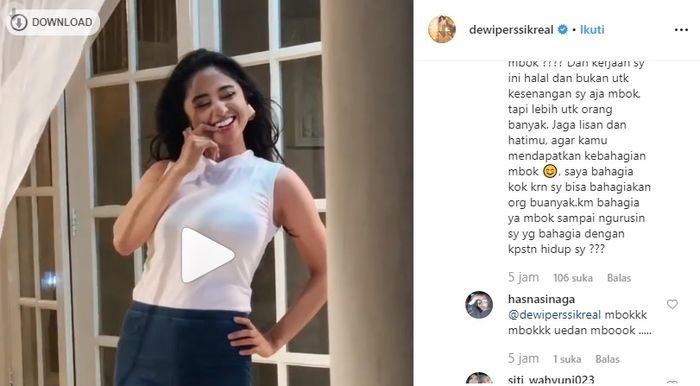 Aksi Dewi Perssik yang dikomentari netizen.