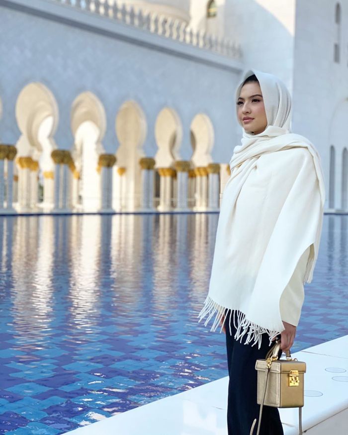 Cantiknya Raline Shah Pakai Kerudung Saat Kunjungi Masjid di Abu Dhabi