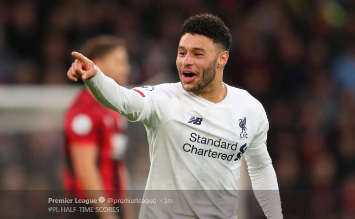 Penyerang Liverpool, Alex Oxlade-Chamberlain, mencetak gol ke gawang Bournemouth dalam laga Liga Inggris di Stadion Vitality, Sabtu (7/12/2019).