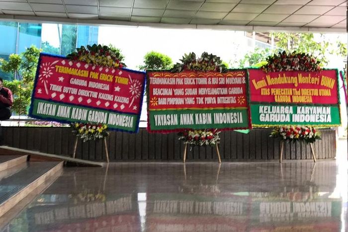Karangan bunga dari karyawan Garuda Indonesia yang membanjiri kantor Erick Thohir di Gedung Kementerian BUMN