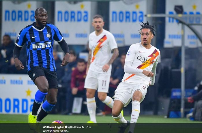 Chris Smalling dan Romelu Lukaku tampak akan beradu untuk memperebutkan bola dalam pertandingan pekan ke-15 Liga Italia di Giuseppe Meazza, Jumat (6/12/2019).