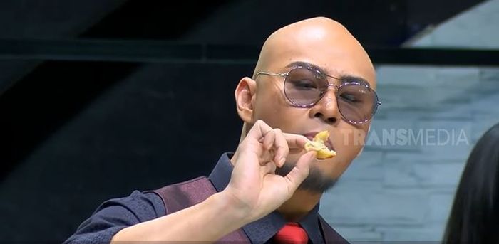 Deddy Corbuzier saat mencoba takoyaki