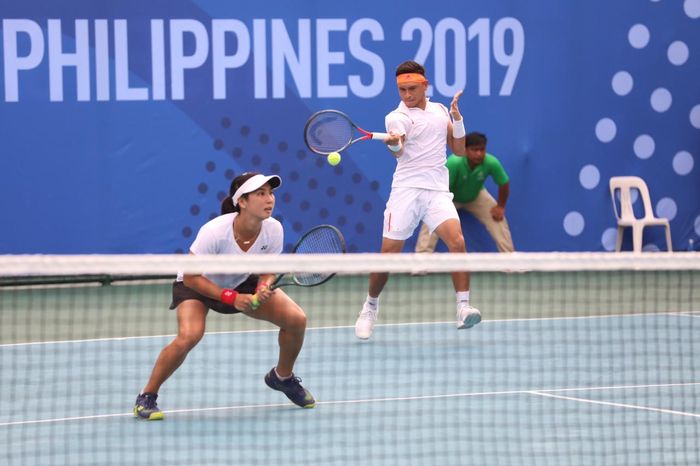 Petenis ganda campuran Indonesia, Christopher Rungkat/Aldila Sutjiadi, tampil pada final SEA Games 2019 di Rizal Memorial Tennis Center, Manila, Sabtu (7/12/2019).