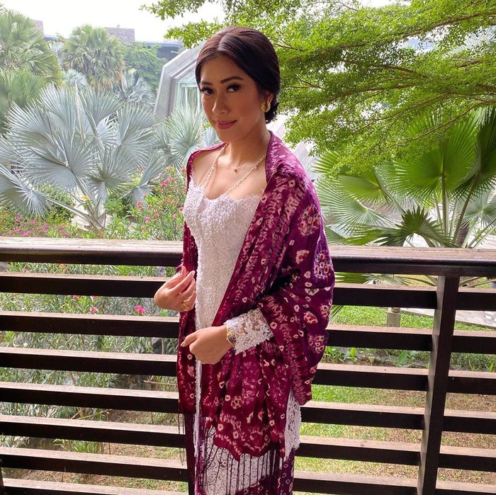 Aliya Rajasa mengenakan kebaya yang dipadukan bawahan berupa kain motif bernuansa warna ungu