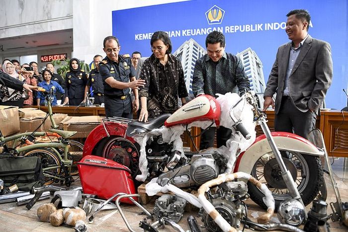 Menteri Keuangan Sri Mulyani (kedua kiri) bersama Menteri BUMN Erick Thohir (kedua kanan) dan Dirjen Bea Cukai Kemenkeu Heru Pambudi (kiri) melihat barang bukti motor Harley Davidson saat konferensi pers terkait penyelundupan motor Harlery Davidson dan sepeda Brompton menggunakan pesawat baru milik