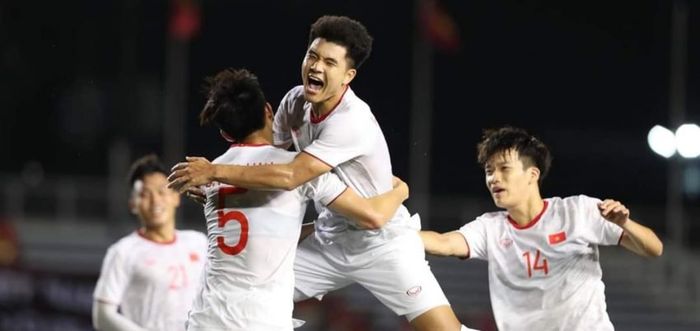Pemain timnas U-22 Vietnam merayakan gol yang dicetak ke gawang timnas U-22 Indonesia pada fase grup SEA Games 2019.