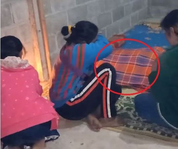 Kerabat dan keluarganya datang ke rumahnya sedih mengetahuinya meninggal.