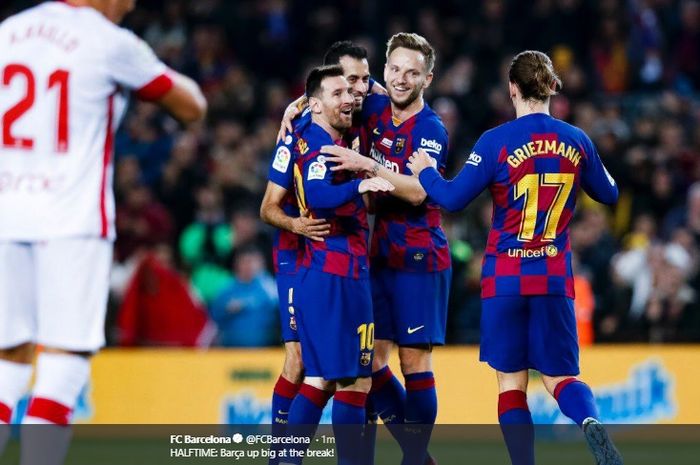 Para pemain Barcelona merayakan gol Lionel Messi ke gawang Real Mallorca dalam laga Liga Spanyol di Stadion Camp Nou, Sabtu (7/12/2019).